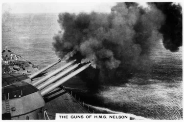 De kanonnen van het slagschip HMS Nelson vuren