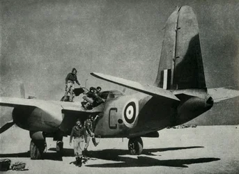 De hete zon schijnt op een woestijnlandingsplaats, ca. 1942-1943, 1945