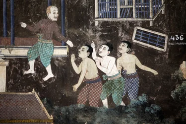 Het interieur van de muren van de Zilveren Pagode is bedekt met muurschilderingen die verhalen uit de Reamker uitbeelden, de Khmer-versie van het klassieke Indiase epos, de Ramayana. Sommige delen van de muurschilderingen zijn verslechterd en door het weer
