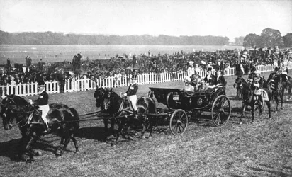 De koning en koningin arriveren bij de Leopardstown races, Dublin, juli 1911