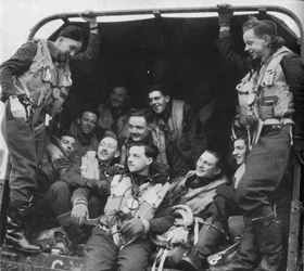 De mannen en het vliegtuig, ca. 1940-1943