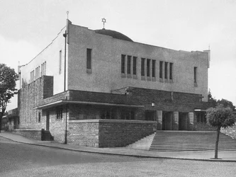 De nieuw gebouwde Neolog-synagoge in Zilina, Slowakije, ontworpen door Peter Behrens