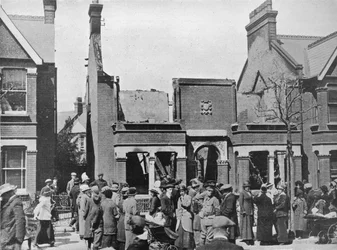 Het resultaat van een luchtaanval: Een verwoest huis in Southend, 1915