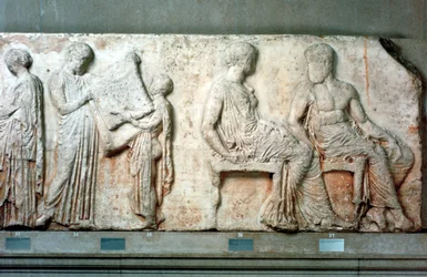 Het heilige gewaad van Athena vastgehouden door cultusfunctionarissen, en Athena en Hephaistos, 438 v.Chr.