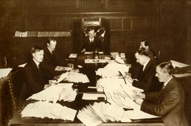De scène in het kantoor van de Lord Chancellor...Algemene verkiezingen, 1923, 1935