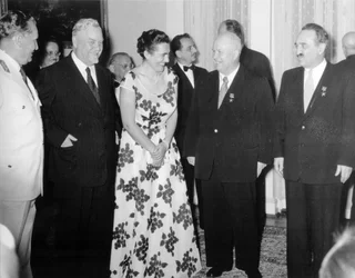 De ondertekeningsceremonie van de Verklaring van Belgrado, Belgrado, Joegoslavië, 2 juli 1955