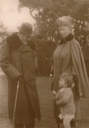 Hun Majesteiten de Koning en Koningin met Prinses Elizabeth bij Craigweil House, Bognor, c1930