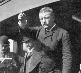 Theodore Roosevelt spreekt een bijeenkomst toe in de staat New York