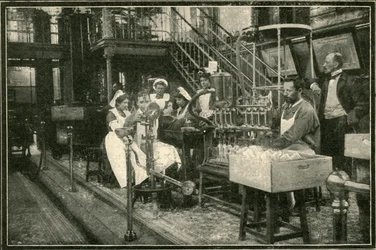 Dit is het interieur van een van de distilleerderijen van de tsaar, 1901