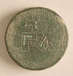 Drie ronde koperlegering balansgewichten met kruisen, Byzantijns, 8e-9e eeuw