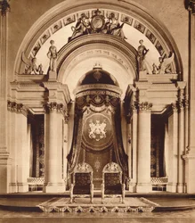 Tronen in de balzaal van Buckingham Palace
