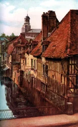 Houten huizen bij de Pont de Caen in Caudebec-en-Caux, Normandië, Frankrijk, ca. 1930s