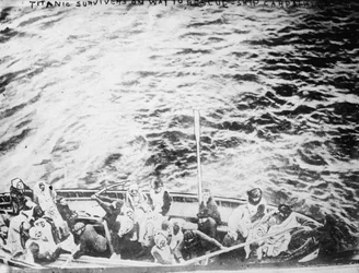 Titanic overlevenden op weg naar reddingsschip Carpathia