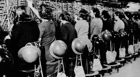 Daar zitten en doorgaan alsof er buiten niets gebeurde was niet gemakkelijk, 1941-1942