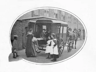 Naar school met de ambulance, Londen, c1903