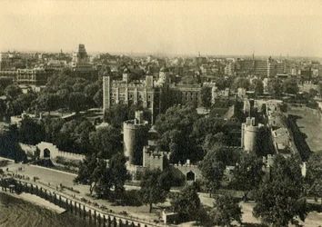 Tower of London. Algemeen uitzicht vanuit het zuiden, ca. 1920