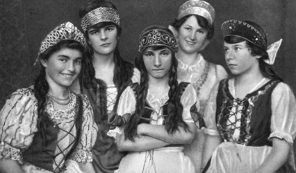 Traditionele kostuums gedragen door Hongaarse vrouwen, Hongarije, 1922