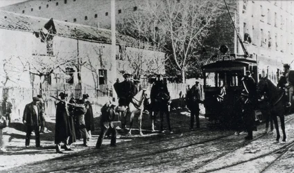 Tramstaking in Madrid, de burgerwacht valt stakers aan die een tram proberen tegen te houden, gepubliceerd in het tijdschrift "Nuevo Mundo", december 1919