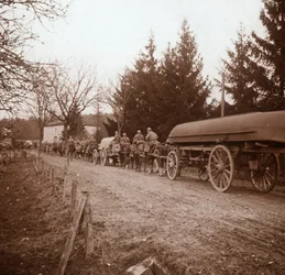 Pontons vervoeren, Somme, Noord-Frankrijk, c1914-c1918