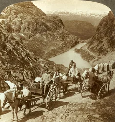 Reizigers op bergweg door wilde kloof van Seljestad, Noorwegen, ca. 1905