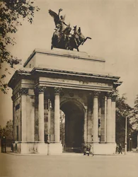 Triomfboog verplaatst van Hyde Park naar Constitution Hill, ca. 1935