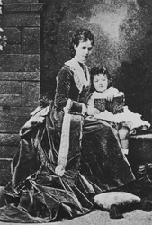 Tsarina Maria Fjodorovna van Rusland met Tsarevitsj Nicolaas, ca. 1873