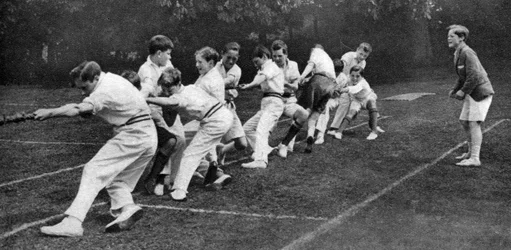 Touwtrekken op de sportdag van de Mill Hill Junior School, Londen, 1926-1927