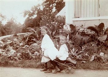 Twee kinderen die buiten spelen, 1890s
