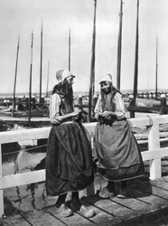 Twee meisjes op het aanlegsteiger, Marken, Nederland, ca. 1934