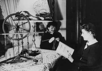 Twee vrouwen thuis, Frankrijk, 1939