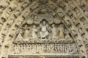 Tympaan van het portaal van het Laatste Oordeel: Christus van het Oordeel. Aan zijn zijde, op hun knieën, bemiddelen de Maagd Maria en Sint-Jan voor de redding van zielen. Kathedraal van Amiens, Amiens, Frankrijk