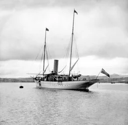 Verenigd Koninkrijk: Een stoomjacht voor anker. ca. 1890