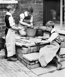 Verenigd Koninkrijk: Jongens schillen aardappelen en slijpen messen in het weeshuis - Pontefract - ca. 1905