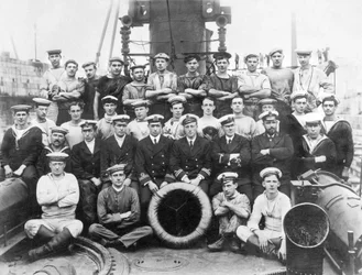 Verenigd Koninkrijk: Officieren en bemanning H.M.T.B 98, op de 344e dag van de oorlog - ca. 1915