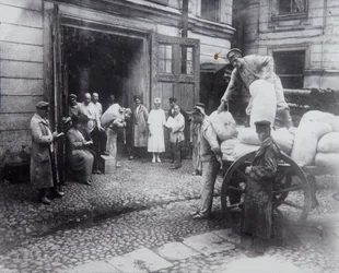 Lossen van voedsel, het Huis van Wetenschappers, Petrograd, Rusland, ca. 1920-1924