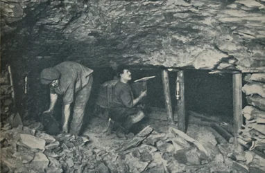 Onbewuste helden die in gevaar werken, c1935