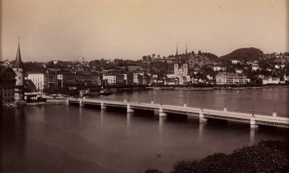 Brug met stad in de verte