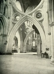 Ongewone bogen in Wells Cathedral - ontmoeten om een St. Andrews kruis te vormen en werden zo gebouwd in 1338