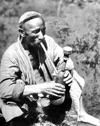 Oezbeekse man rookt calian, Samarkand, 1936