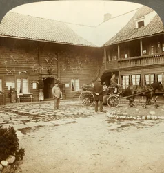 Victoria Hotel, versierd met rendiergeweien, in Kongsberg, in ruig Noorwegen, ca. 1905