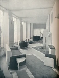 Uitzicht op de zonnekamer bij daglicht, met de drie ramen en kolommen, 1930
