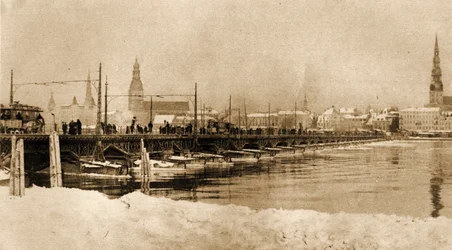 Uitzicht op de drijvende Brug over de Dwina, Riga, Letland, 1915