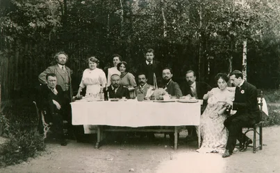 Bezoekers met de Russische auteur Alexander Kuprin en zijn familie, Gatchina, Rusland, begin 20e eeuw