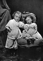 Vladimir Ilich Lenin, Russische bolsjewistische revolutionaire leider, 4 jaar oud, met zijn zus Olga, 1874
