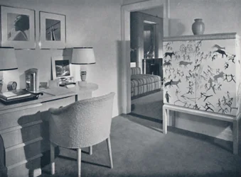 W. & J. Sloane. Fotografenhobbykamer met een bureau in natuurlijk eiken, een handgeweven bekleding op t