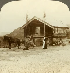 Wachten op passagiers op de weg nabij Bolkesjo, Noorwegen, ca. 1905