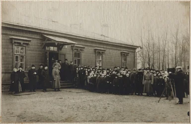 Wachten op de verwijdering van het lichaam van Leo Tolstoy op het station van Astapovo, 20 november 1910, 1910