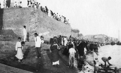 Wachten op de aankomst van de troepenboten, Tigris Rivier, Bagdad, Irak