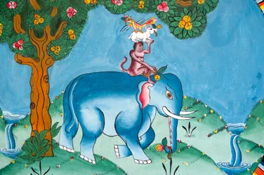 Muur die de legende van de vier vrienden afbeeldt; olifant; aap; konijn en haan; Kharbadi Gompa; Phuentsholing; Koninkrijk Bhutan