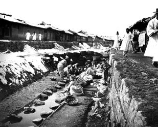 Kleren wassen buiten, Korea, 1900